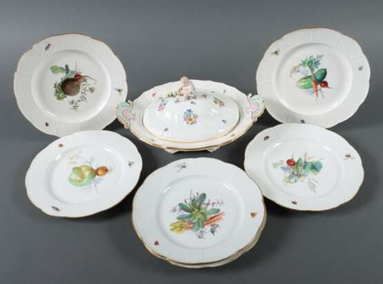 Figürliche Deckelterrine und 6 Teller Meissen, 1850-1924, Po… - Foto 2