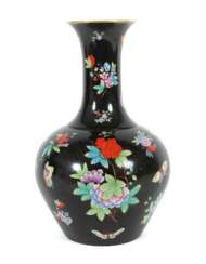 Seltene Vase ''Queen Victoria'' auf schwarzem Fond Herend, U…