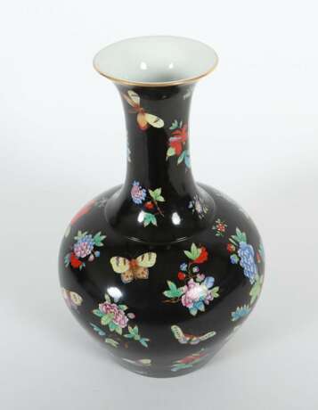 Seltene Vase ''Queen Victoria'' auf schwarzem Fond Herend, U… - фото 2