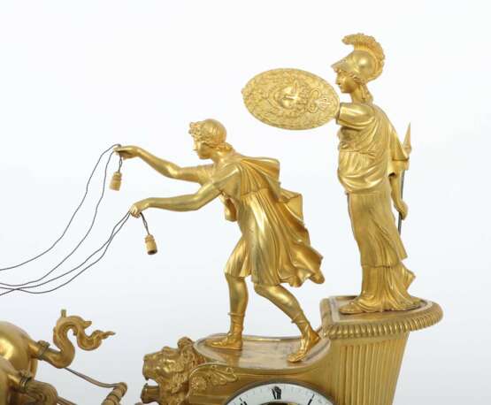 Bronze doré Figuren-Pendule mit Wagenlenker Frankreich, um 1… - фото 4