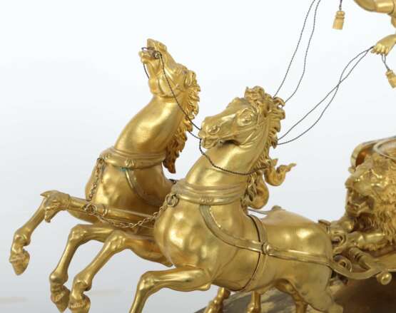 Bronze doré Figuren-Pendule mit Wagenlenker Frankreich, um 1… - Foto 5