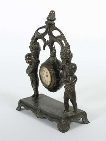Hängende Tisch-Uhr mit figürlichem Stand um 1900, Zifferblat… - photo 2