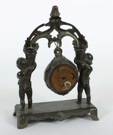 Hängende Tisch-Uhr mit figürlichem Stand um 1900, Zifferblat… - Foto 3