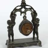 Hängende Tisch-Uhr mit figürlichem Stand um 1900, Zifferblat… - Foto 3