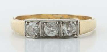 Ring mit 3 Diamanten um 1900, Platin über Gelbgold 585, ca.…