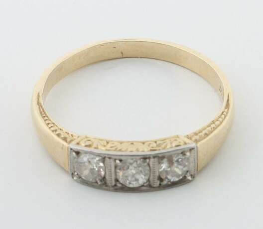 Ring mit 3 Diamanten um 1900, Platin über Gelbgold 585, ca.… - photo 2