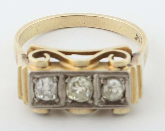 Ring mit Diamanten um 1920, Weiß- und Gelbgold 585, ca. 6,35… - photo 2