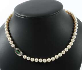 Perlenkette mit Smaragden Langer, Österreich, 20. Jh., Perle…