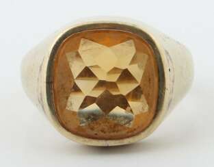 Ring mit Farb-/Quarzstein 20. Jh., Gelbgold 585, ca. 11,6 g,…