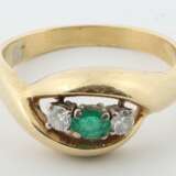 Ring mit Diamanten & Smaragd 20. Jh., Gelbgold 750 (säuregep… - photo 2