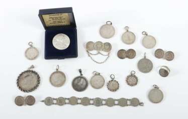 Konvolut Münzschmuck und eine Münze meist Silber, 19-tlg. be…
