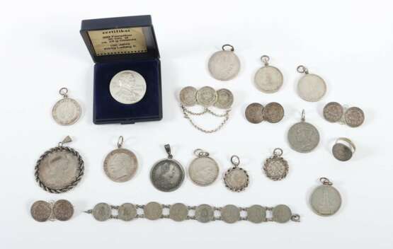 Konvolut Münzschmuck und eine Münze meist Silber, 19-tlg. be… - Foto 1