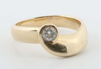 Ring mit Diamant modern, Gelbgold 585, ca. 6,9 g, zentral mi…