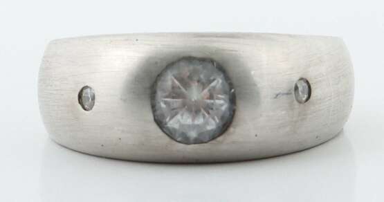Ring mit Diamanten modern, Weißgold 585 (säuregeprüft), ca.… - photo 1