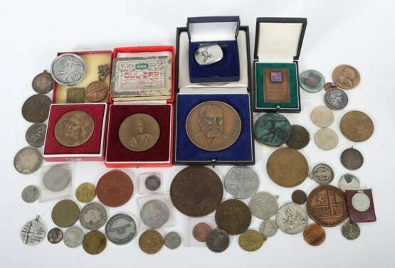 Konvolut Medaillen & Münzen 20. Jh., tlw. Silber, ca. 52 Stk… - photo 1