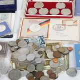 Sammlung Münzen & Medaillen dabei 3 kl. Feingold-Medaillen,… - фото 3
