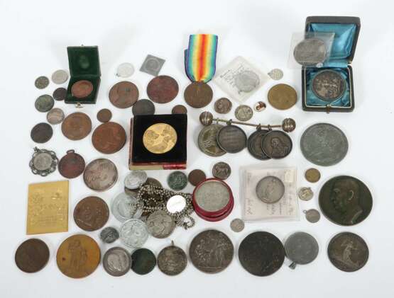 Konvolut Medaillen & Kleinmünzen 20. Jh., einige älter, tlw.… - Foto 1