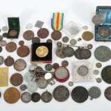 Konvolut Medaillen & Kleinmünzen 20. Jh., einige älter, tlw.… - Foto 1