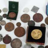 Konvolut Medaillen & Kleinmünzen 20. Jh., einige älter, tlw.… - фото 2