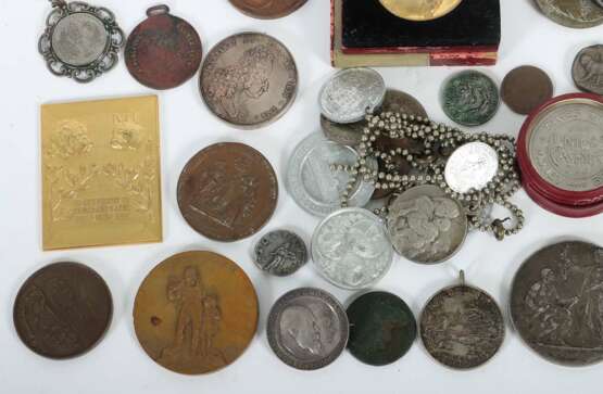 Konvolut Medaillen & Kleinmünzen 20. Jh., einige älter, tlw.… - фото 3