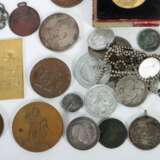 Konvolut Medaillen & Kleinmünzen 20. Jh., einige älter, tlw.… - фото 3