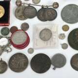 Konvolut Medaillen & Kleinmünzen 20. Jh., einige älter, tlw.… - Foto 4