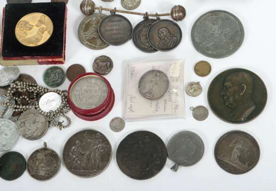 Konvolut Medaillen & Kleinmünzen 20. Jh., einige älter, tlw.… - Foto 4
