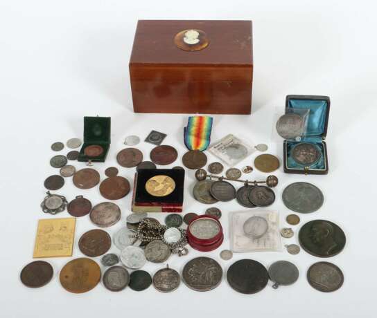 Konvolut Medaillen & Kleinmünzen 20. Jh., einige älter, tlw.… - Foto 6