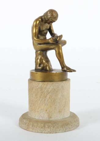 Bildhauer des 19./20. Jh. ''Dornauszieher'', Bronze, patinie… - photo 2
