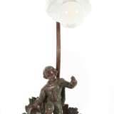 Junge als Tischlampe Um 1900, Zinkguss und Messing, braun un… - photo 1