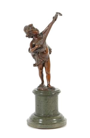 Bildhauer des 19./20. Jh. ''Knabe mit Laute'', Bronze, patin… - photo 1