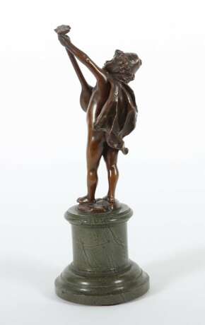 Bildhauer des 19./20. Jh. ''Knabe mit Laute'', Bronze, patin… - фото 2