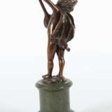 Bildhauer des 19./20. Jh. ''Knabe mit Laute'', Bronze, patin… - фото 2