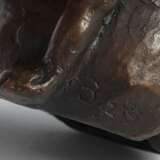Bildhauer des 20. Jh. ''Sitzendes Paar'', Bronze patiniert,… - Foto 4