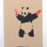 Banksy 1974. ''Panda with Gunsl'', verso handschriftlich bez… - фото 2