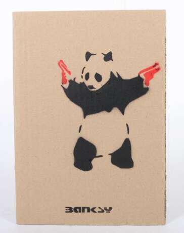 Banksy 1974. ''Panda with Gunsl'', verso handschriftlich bez… - photo 2