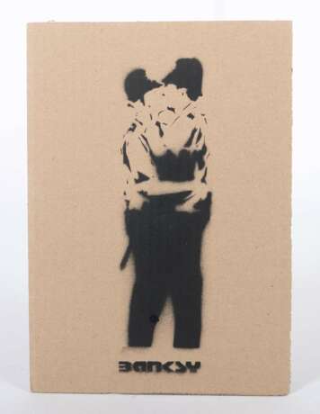 Banksy 1974. ''Kissing Cops'', verso handschriftlich bez., d… - Foto 3