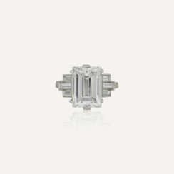 BAGUE DIAMANT DE 5.55 CARATS ET DIAMANTS