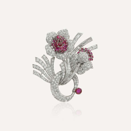 NO RESERVE - BROCHE 'FLEURS' RUBIS ET DIAMANTS - фото 1