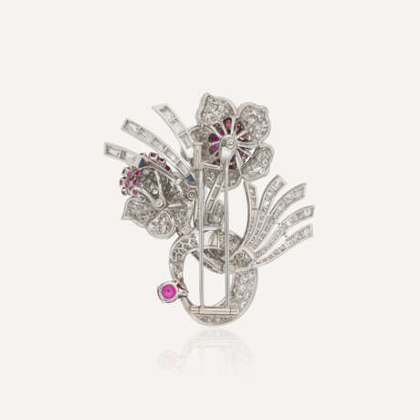 NO RESERVE - BROCHE 'FLEURS' RUBIS ET DIAMANTS - photo 2