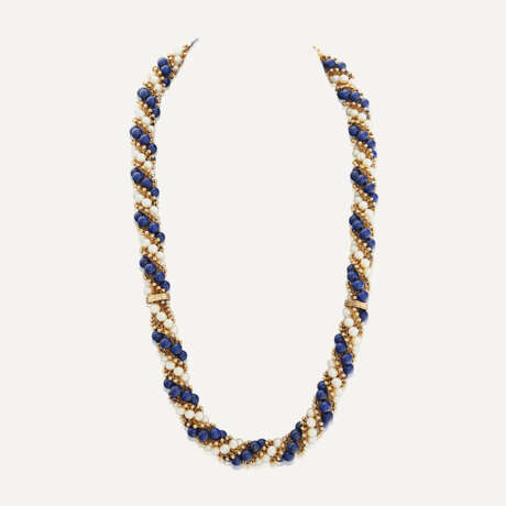 VAN CLEEF & ARPELS ENSEMBLE DE TROIS BRACELETS TRANSFORMABLES EN COLLIER ET SAUTOIR 'TWIST' LAPIS-LAZULI ET PERLES DE CULTURE - photo 1