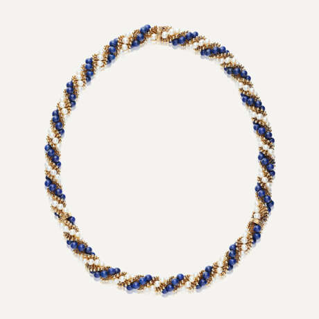 VAN CLEEF & ARPELS ENSEMBLE DE TROIS BRACELETS TRANSFORMABLES EN COLLIER ET SAUTOIR 'TWIST' LAPIS-LAZULI ET PERLES DE CULTURE - photo 3