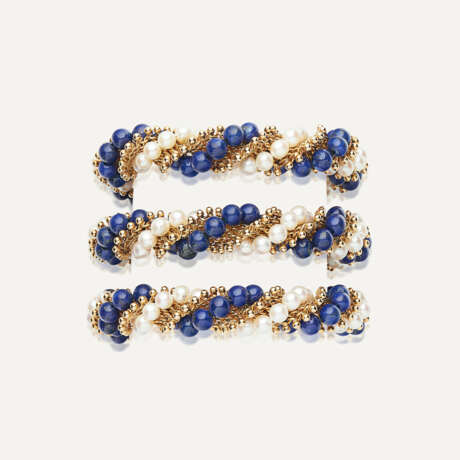 VAN CLEEF & ARPELS ENSEMBLE DE TROIS BRACELETS TRANSFORMABLES EN COLLIER ET SAUTOIR 'TWIST' LAPIS-LAZULI ET PERLES DE CULTURE - photo 6