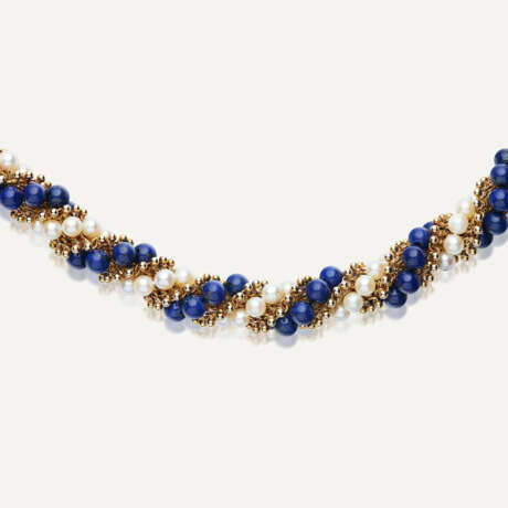 VAN CLEEF & ARPELS ENSEMBLE DE TROIS BRACELETS TRANSFORMABLES EN COLLIER ET SAUTOIR 'TWIST' LAPIS-LAZULI ET PERLES DE CULTURE - фото 7