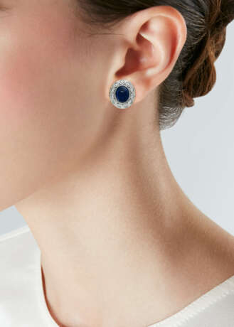 CHAUMET ENSEMBLE COLLIER ET BOUCLES D'OREILLES ÉMERAUDES, SAPHIRS ET DIAMANTS - Foto 9