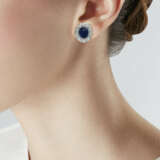 CHAUMET ENSEMBLE COLLIER ET BOUCLES D'OREILLES ÉMERAUDES, SAPHIRS ET DIAMANTS - Foto 9