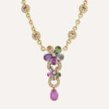 BULGARI ENSEMBLE 'FLORA' COMPRENANT UN COLLIER ET UNE BAGUE SAPHIRS DE COULEURS ET DIAMANTS - photo 3