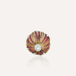 BOUCHERON BROCHE RUBIS, PIERRE BLANCHE ET DIAMANTS