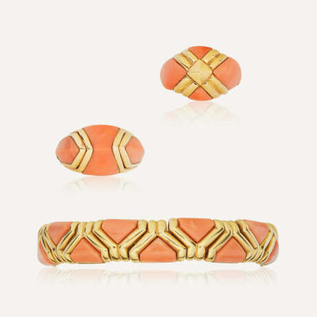 BULGARI ENSEMBLE COMPRENANT UN BRACELET ET DEUX BAGUES CORAIL - Foto 1