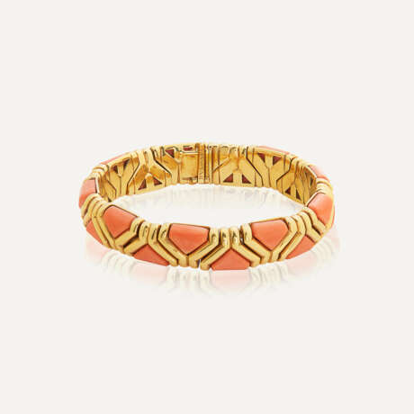 BULGARI ENSEMBLE COMPRENANT UN BRACELET ET DEUX BAGUES CORAIL - Foto 12